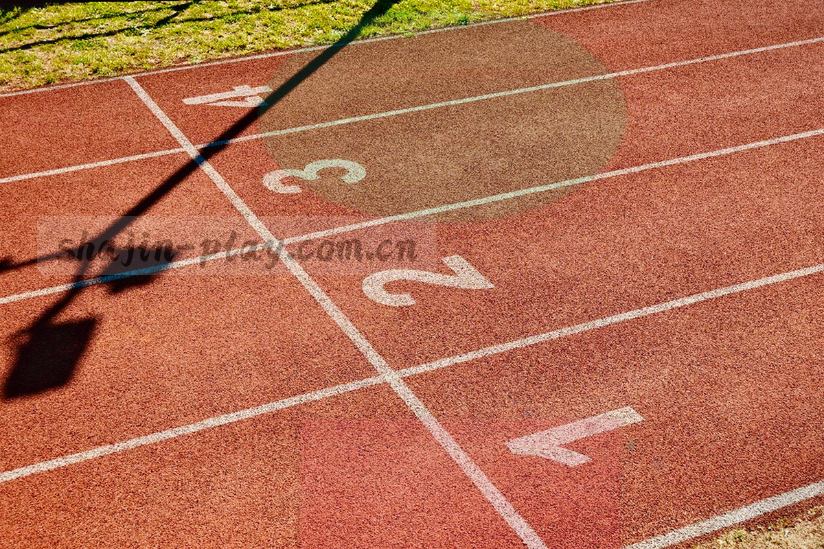 三栏错位网格界面示意，第三栏带一条纵向金色高亮轨道